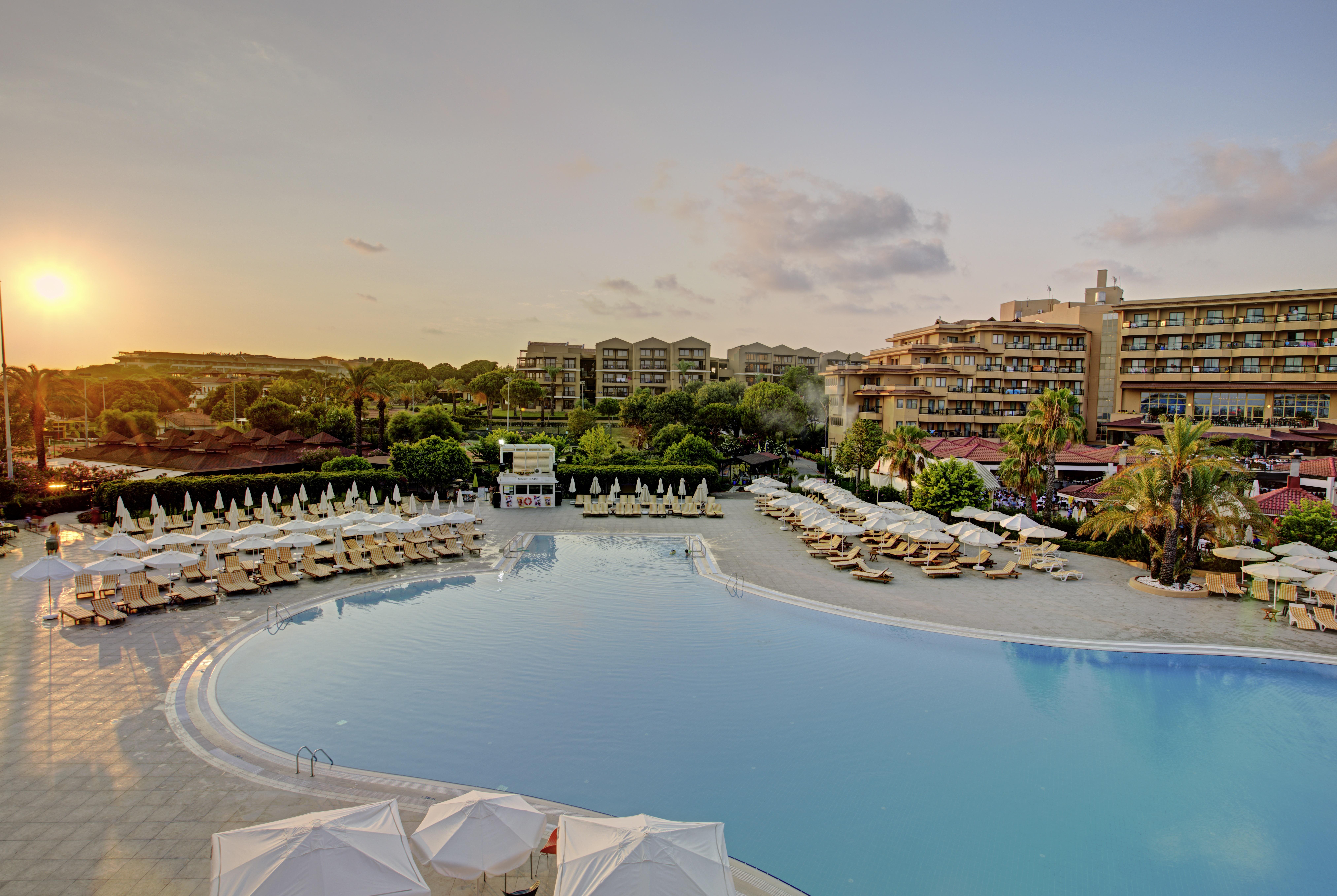 아쿠아월드 베렉 호텔 안탈리아 외부 사진 The resort at sunset
