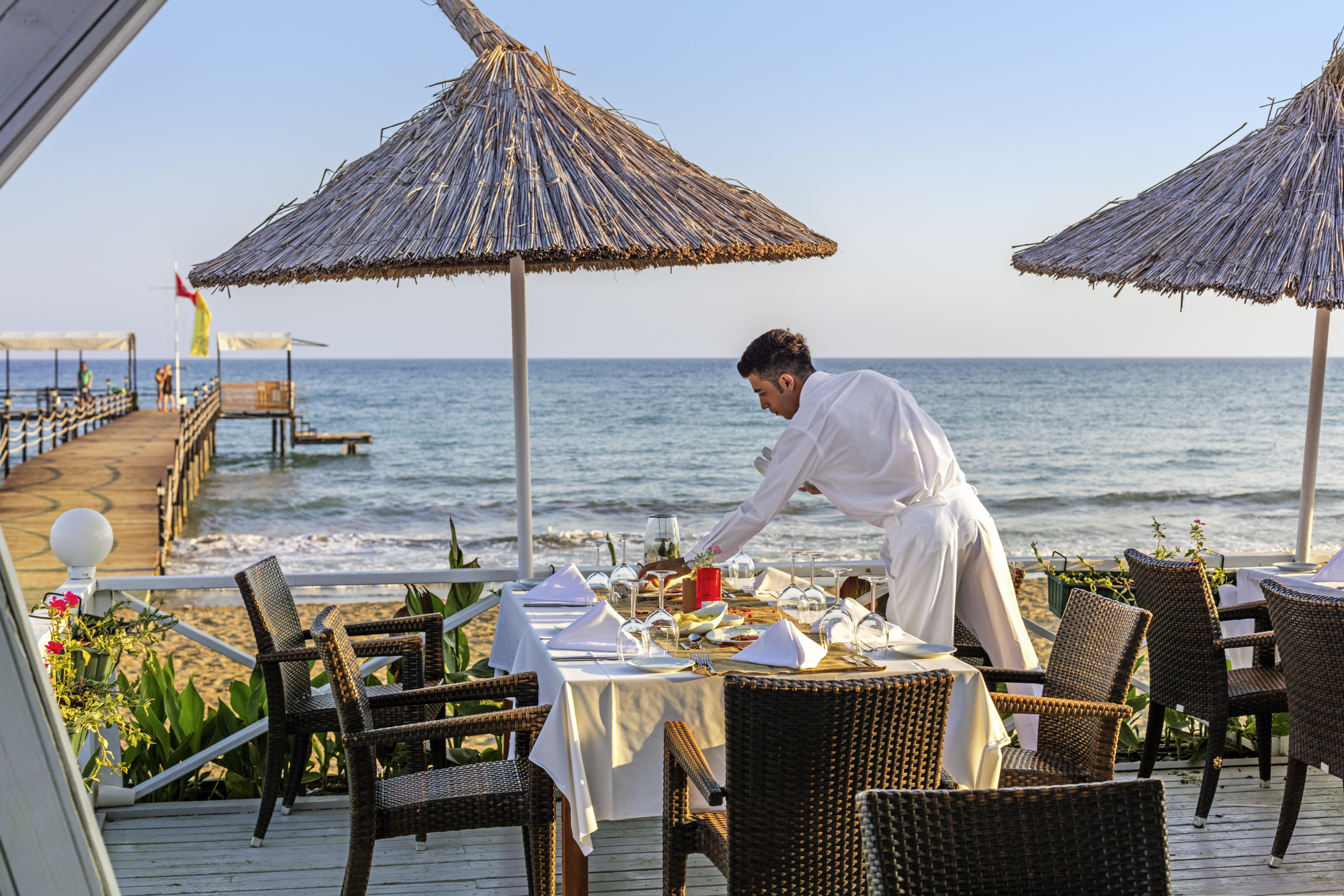 아쿠아월드 베렉 호텔 안탈리아 외부 사진 A waiter at a beach restaurant