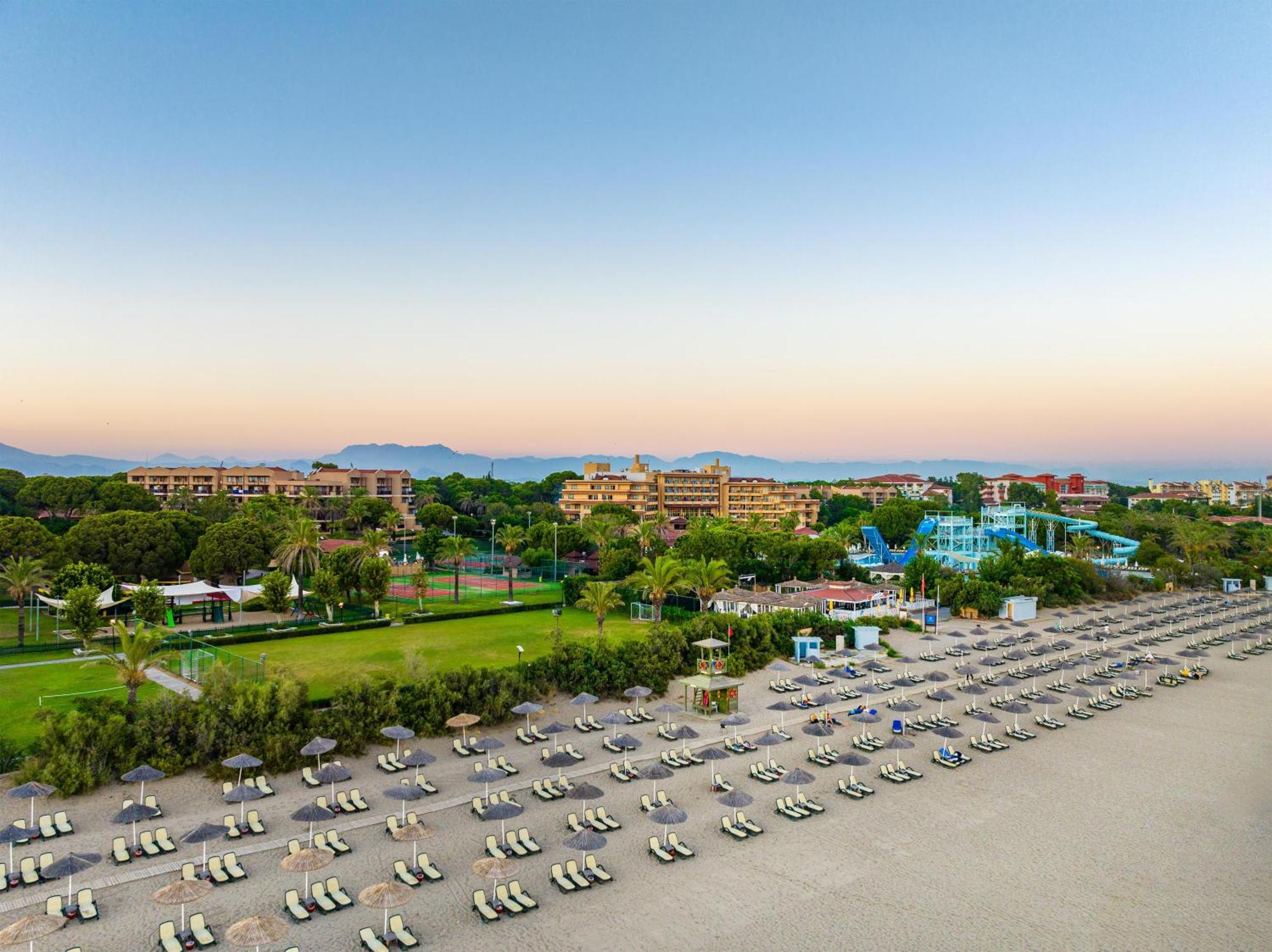 아쿠아월드 베렉 호텔 안탈리아 외부 사진 Aerial view of the beach