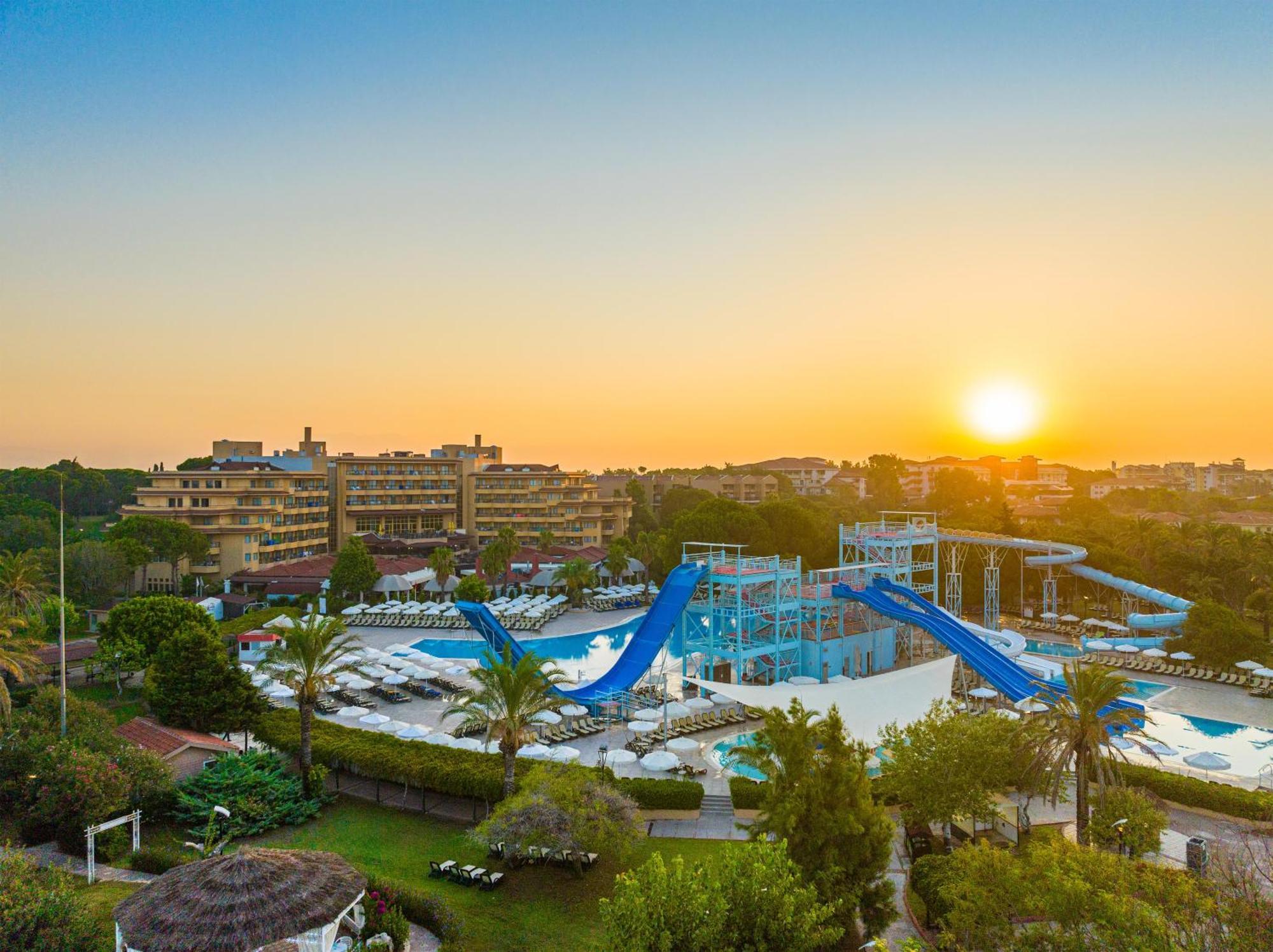 아쿠아월드 베렉 호텔 안탈리아 외부 사진 Sunset at the water park