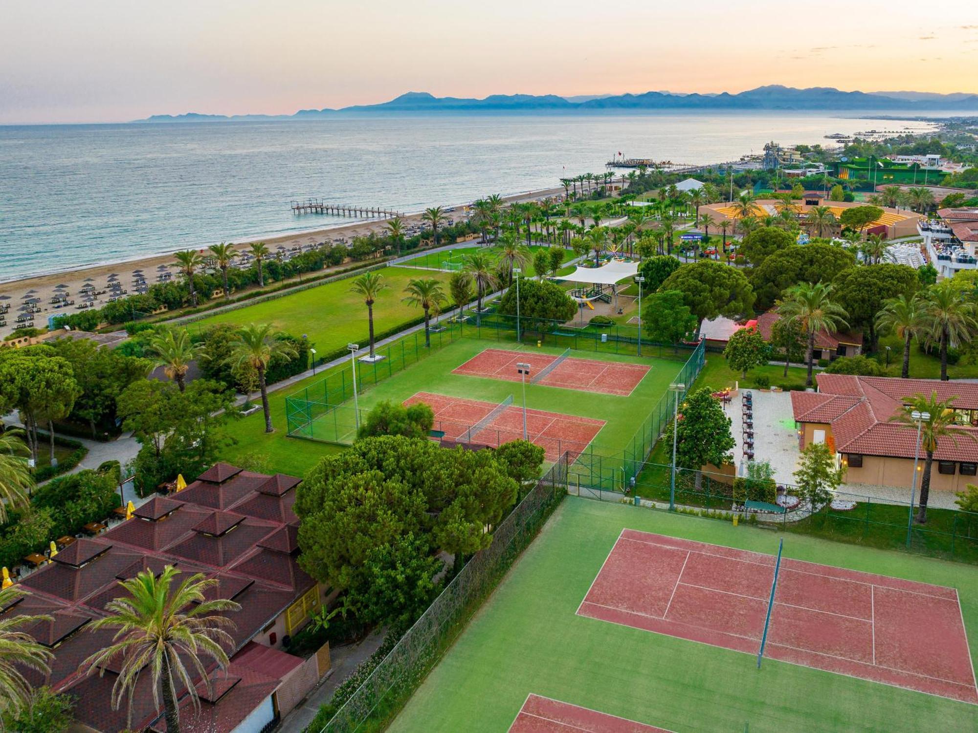 아쿠아월드 베렉 호텔 안탈리아 외부 사진 Tennis courts at the resort